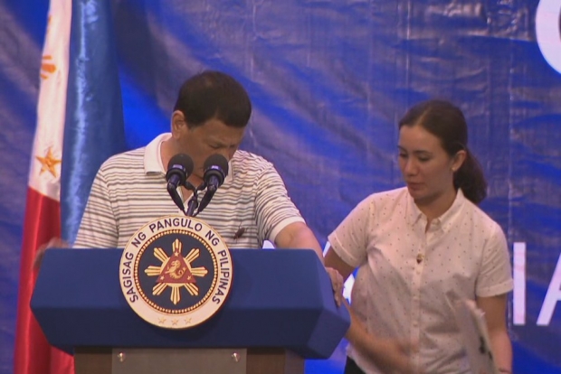 Сенатда чиқиш қилаётган Филиппин президенти елкасида улкан суварак ўрмалаб юрди (видео)