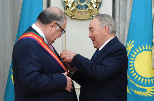 Нурсултон Назарбоев Алишер Усмоновга “Дўстлик” орденини топширди
