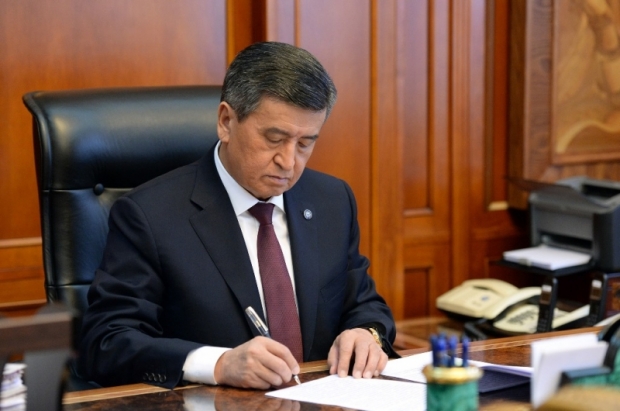 Jeenbekov sobiq prezidentlarni daxlsizlikdan mahrum qilish haqidagi qonunni imzoladi