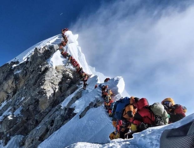 Everestga ko‘tarilishdagi tirbandlikka dosh berolmay 10 alpinist jon berdi (video)