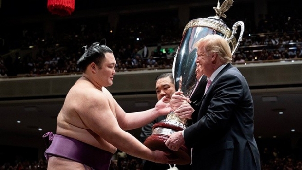 Трамп рафиқаси билан Япониядаги сумо турнирига ташриф буюрди (видео)