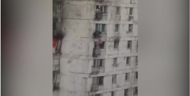 Rossiyalik erkak uyi balkoniga chiqib, 2 bolani yong‘indan qutqardi (video)