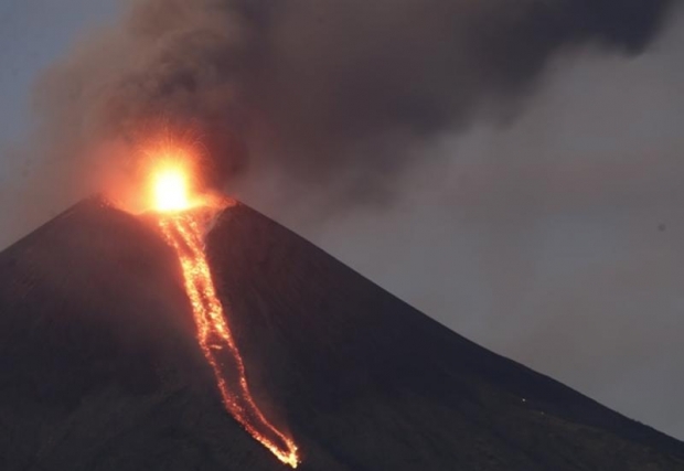 Turist vulqon krateriga tushib ketdi (video)