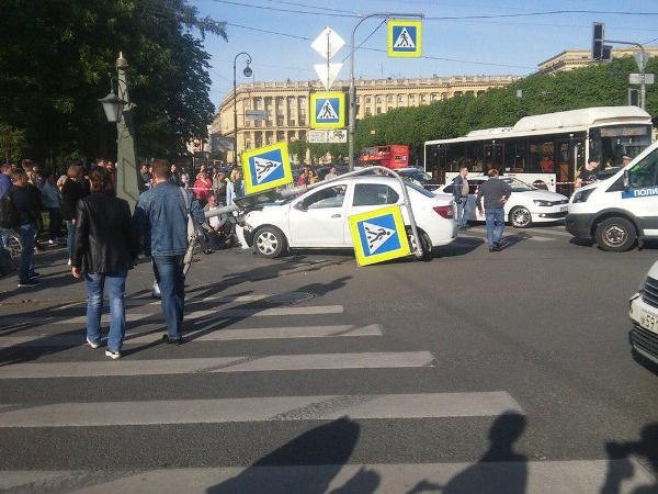 Санкт-Петербургда ўзбекистонлик ҳайдовчи машинада пиёдаларни босиб кетди (видео)