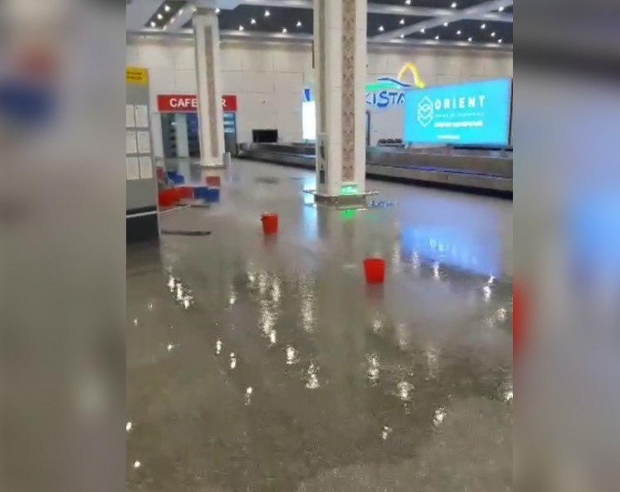Тошкент аэропорти ҳодими сув оқиши сабабини тушунтирди (видео)