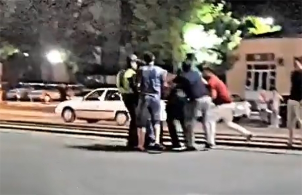 Samarqandda «GAI» xodimlari va fuqarolar mushtlashib ketishdi (video)