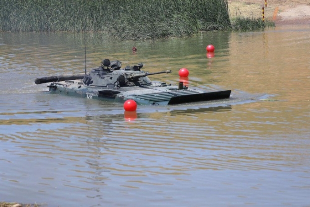 Suv ostida tanklar harakatlanish mashqlarini bajardi (foto, video)