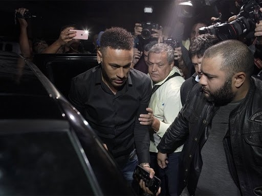 Zo‘rlashda ayblanayotgan Neymar politsiya mahkamasiga nogironlar aravachasida keldi (video)