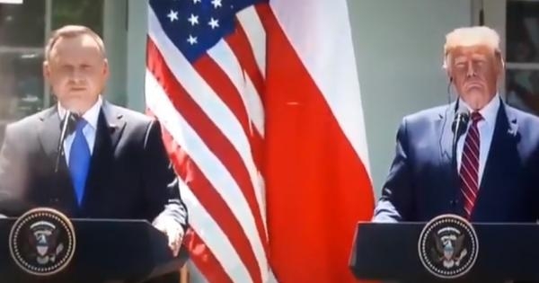AQSh va Polsha prezidentlari mikrofonlari orasida o‘rgimchak to‘r to‘qiy boshladi (video)