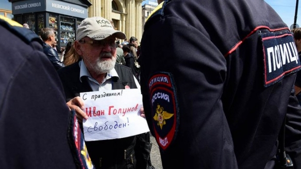 Москва полицияси Иван Голуновнинг исмини ҳукуматга қарши шиор деб эълон қилди