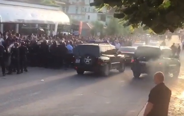 Albaniya bosh vaziri korteji toshbo‘ron qilindi (video)