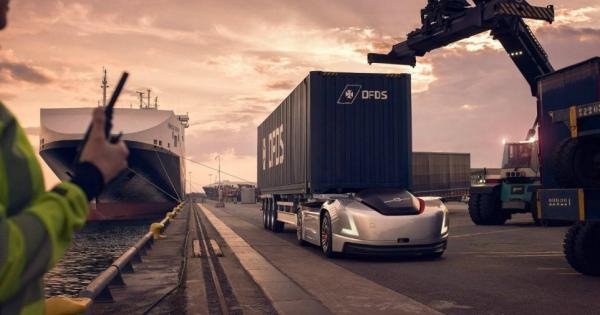 Volvo‘ning kabinasiz yuk mashinalari konteynerlar tashimoqda (video)