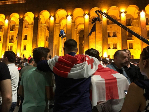 Tbilisida Rossiyaga qarshi namoyishlar: Parlamentning qamal qilinishi va to‘qnashuvlar (foto, video)