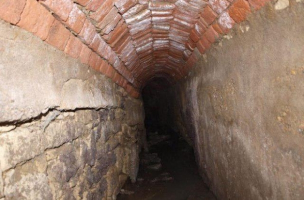 Buxoroda «Madaniyat» kollejini buzish vaqtida yer osti tunneli topildi (video)