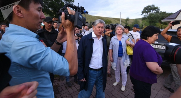 Atambayev tarafdorlari hukumat iste’fosini talab qiladi