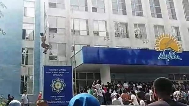 Chimkent shahrida ommaviy tartibsizliklar bo‘lib o‘tdi (video)