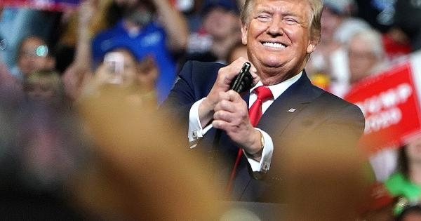 Трамп Саудия шаҳзодаси билан қандай ҳазиллашгани видеоси намойиш этилди