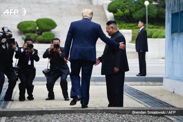 Трамп Шимолий Корея ҳудудига қадам қўйган илк америкалик президент бўлди (видео)