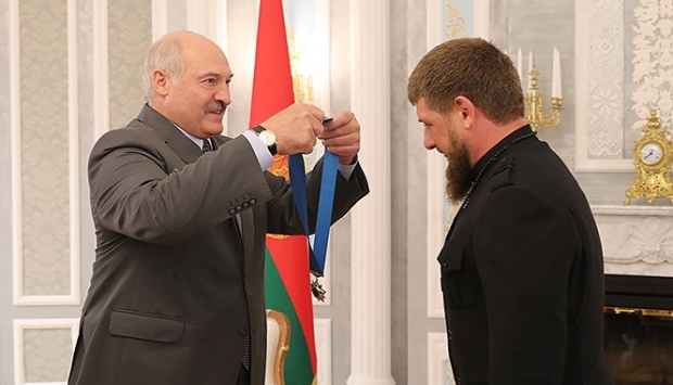Лукашенко Рамзон Қодировни орден билан мукофотлади ва уни инисидек кўришини айтди