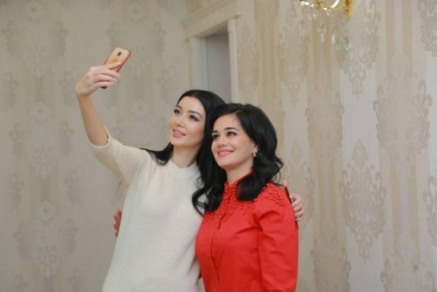 Nargiza Abdullayeva s’yomka jarayoniga kech keladigan va «shpaklyovkali» aktrisalarni tanqid qildi