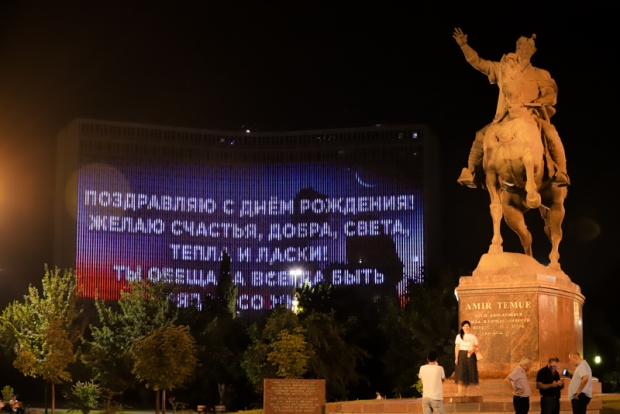 Toshkentda yarim kechasi o‘xshashi yo‘q tabrik yo‘llandi (foto)