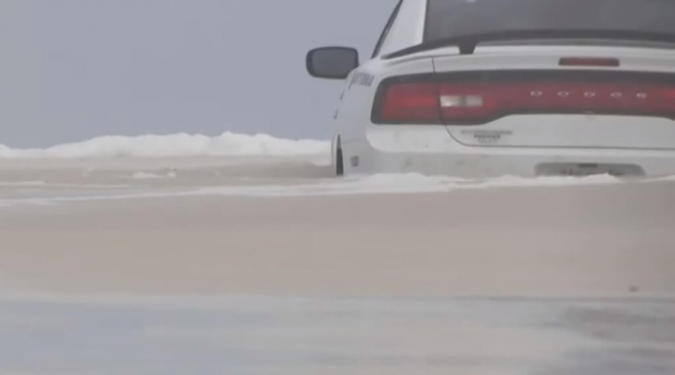 «Барри» тўфони Алабама пляжидаги автомобилни сув ва қумга тўлдириб қўйди (видео)