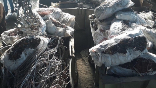 Тахталар орасига яширилган 2,2 тонна рангли металл парчалари фош этилди