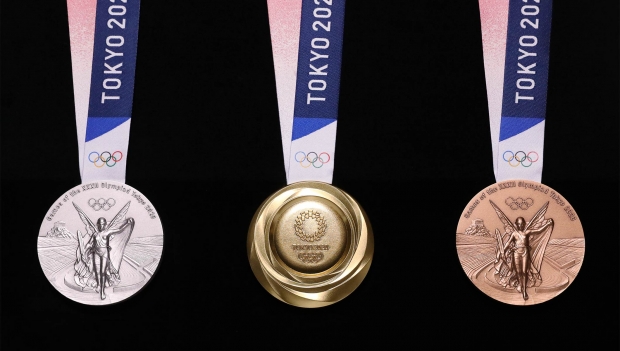 Токио Олимпиадасининг медаллари намойиш этилди (фото)