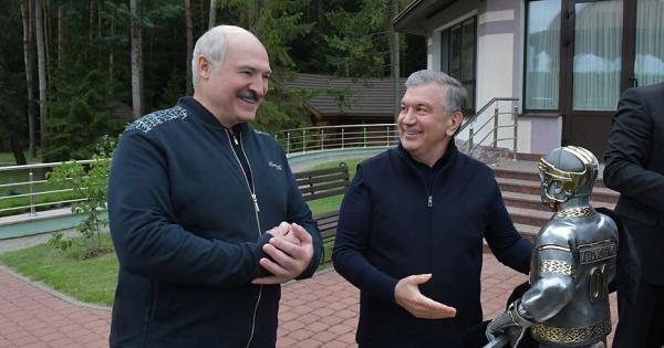 Mirziyoyev Lukashenkoga xokkeychi haykalini hadya qildi (foto, video)