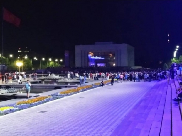 Atambayevning yuzlab tarafdorlari Bishkek markazidagi maydonga yig‘ildi (video)