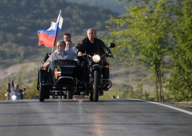 Putin Qrimdagi bayk-shouga «Ural» mototsiklini minib keldi (video)