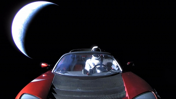 Илон Маскнинг Tesla Roadster спорткари Қуёш атрофини айланиб чиқди