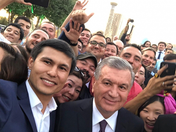Shavkat Mirziyoyev Samarqandda blogerlar bilan uchrashdi va selfi tushdi (foto, video)