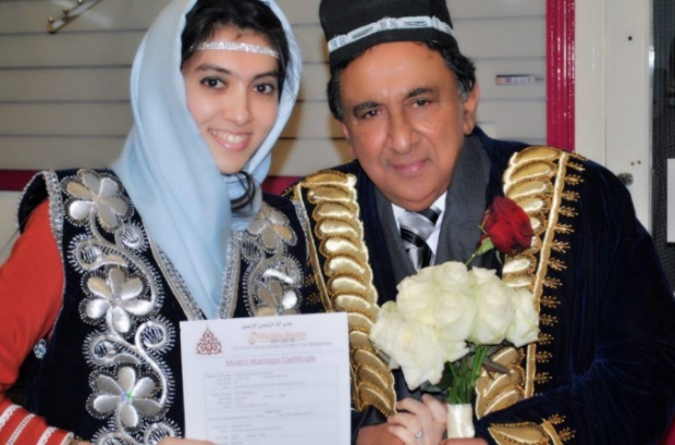 O‘zbekistonlik qizga uylangan lord Samarqanddagi festivalda faxriy mehmonlar qatorida bo‘ldi