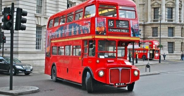 Londonning mashhur avtobusi nega aynan qizil rangda va ikki qavatli?