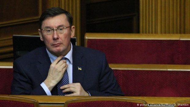 Украина бош прокурори истеъфога чиқди