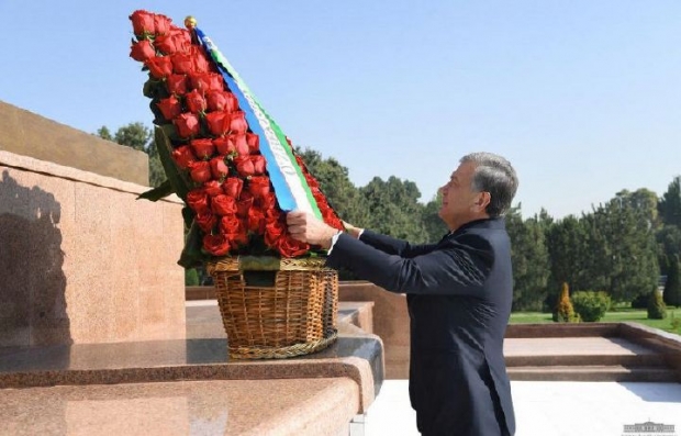 Президент Мустақиллик ва эзгулик монументи пойига гулчамбар қўйди (фото)