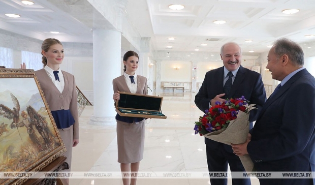 Лукашенко Курманбек Бакиевни 70 йиллик юбилейи билан табриклади (видео)