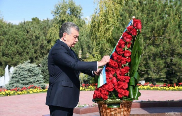 Shavkat Mirziyoyev Islom Karimov haykali poyiga gulchambar qo‘ydi (foto)