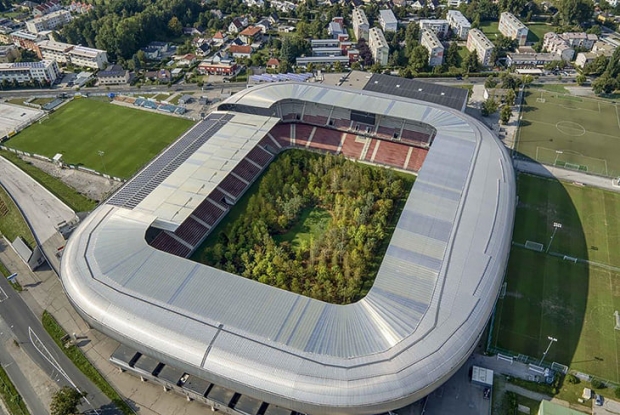 Avstriyadagi futbol stadioni maydoniga daraxtlar ekildi (foto)