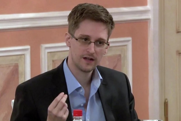 Сноуден: Агар Россия разведкаси билан ҳамкорликка рози бўлганимда, саройда яшаётган бўлардим