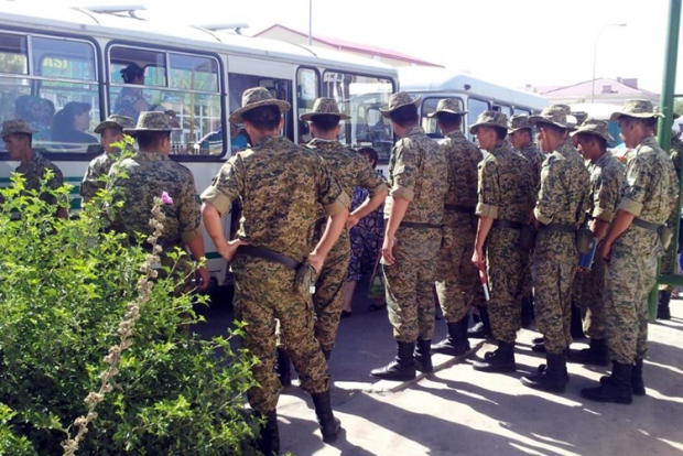 Turkmanistonlik askarlar paxta terimidagi og‘ir sharoitlardan shikoyat qilmoqda