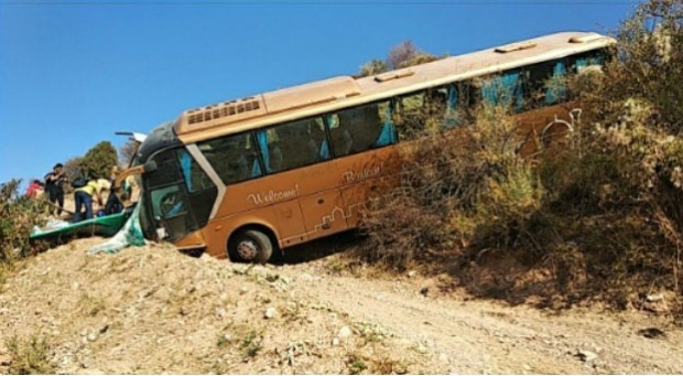Chimyonda turistik avtobus jarlikka quladi (foto)