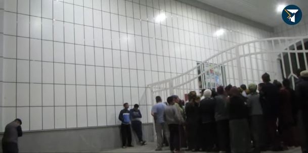 Turkmanistonda odamlar tuxum sotib olish uchun soatlab navbat kutmoqda (video)