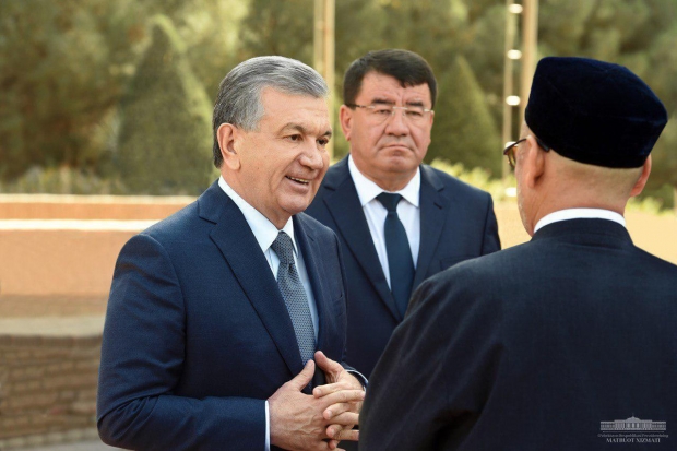 Shavkat Mirziyoyev Surxondaryoga tashrifini Hakim Termiziy maqbarasi ziyoratidan boshladi