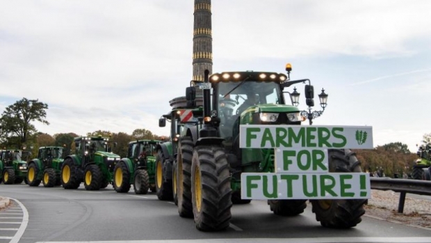 Norozi fermerlar Berlin markazini traktorlar bilan to‘sib qo‘yishdi