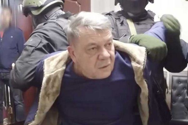 Rossiyada ukasining xotinini o‘ldirishni buyurtma qilgan iste’fodagi general mayor qo‘lga olindi (video)