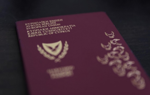 Kipr mablagʻ oʻzlashtirishda gumon qilingan shaxslarga berilgan pasportlarni qaytarib olmoqda