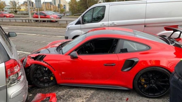 Уэльсда мижоз синов чоғи 264 минг доллар баҳоланган Porsche 911 автомобилини пачоқ қилди