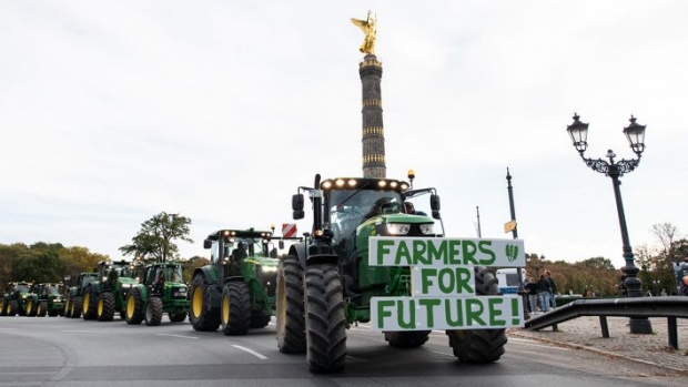 Traktorlarda norozilik bildirayotgan minglab fermerlar Berlin markazidagi ko‘chalarni yopib qo‘ydi
